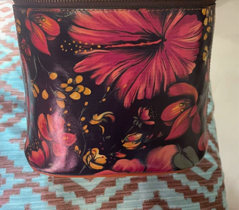 全新 植鞣皮水桶包，可当化妆包用，基本上是...