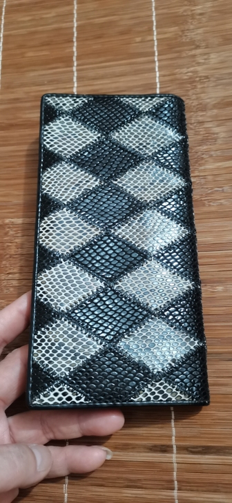 刚刚翻出来的两个羊皮长款钱包都还蛮新的，黑...