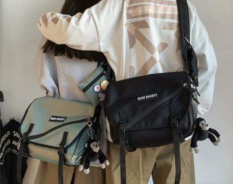 包邮 单肩斜挎包男士潮牌大容量工装包学生休...