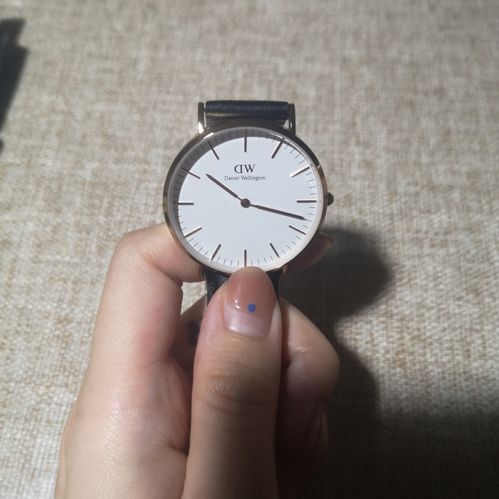DW手表，两年前专柜购入，盒子什么的已经不...