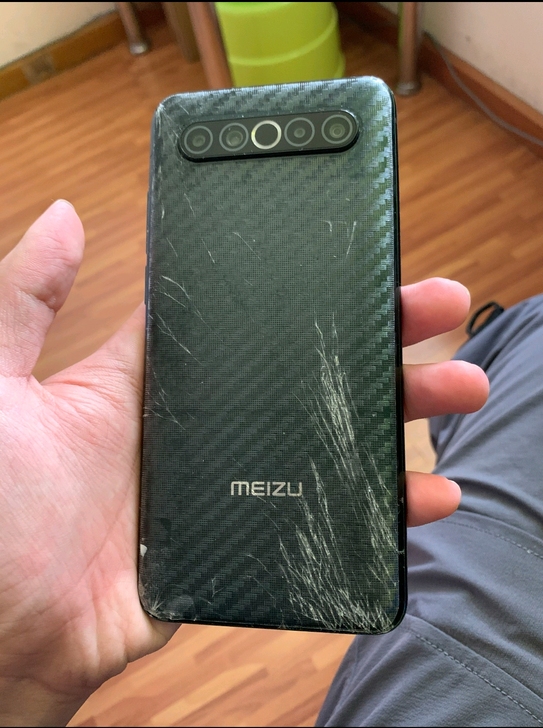 魅族17 8+256顶配，后盖碎了但不硌手...