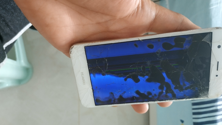 华为Nova高配版4+64，充电能开机，电...