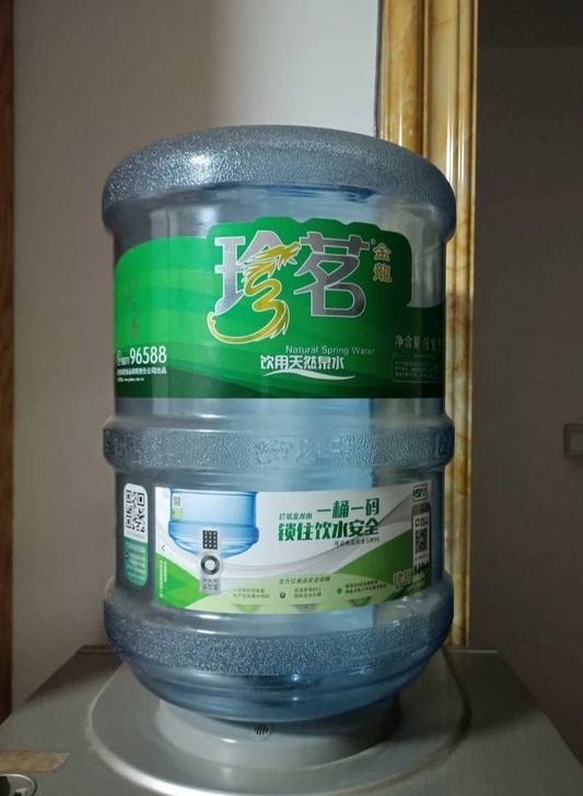 珍茗18.9斤矿泉水水桶一个，以前是自用干...