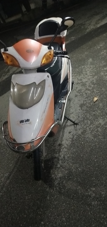 雅迪二手电动车，800块，要的直接骑走，都...