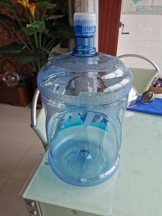 九新纯净水桶一个