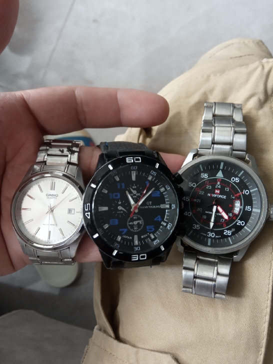 搬家出个人闲置手表，如图所示，装上电池就能...