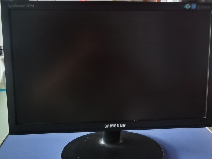 三星液晶显示器13英寸，闲置中，功能正常。