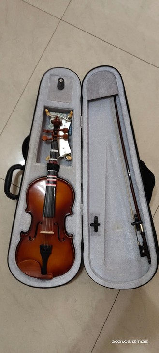 1/2大小，少年宫学琴的时候老师帮忙买的。...