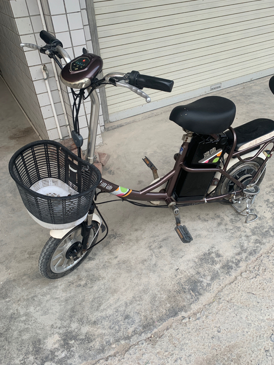 品牌型号 雅迪新旧程度 八成新 闲置雅迪电...