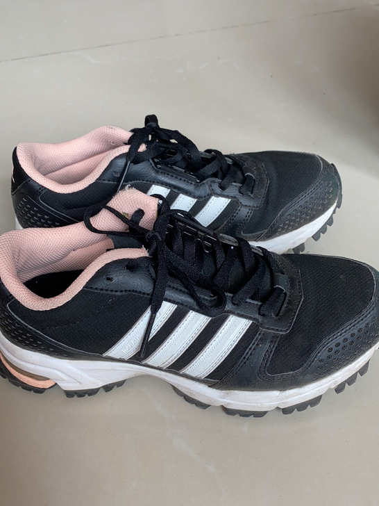 阿迪达斯女款运动鞋，36码，官网购入，右脚...