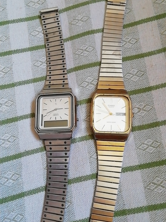 50一个卡西欧手表一个正常使用，一个没有电...