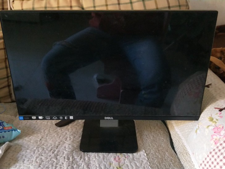 戴尔23寸台式机显示器，多年前买的用了大概...