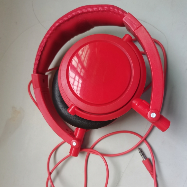 头戴式可折叠耳机，没用几次，鲜艳夺目的红色