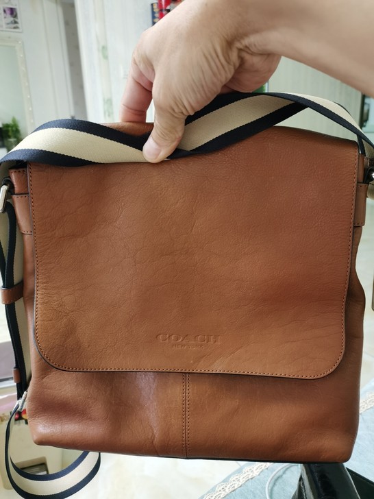 头层牛皮男士斜挎包包，因所装东西太多，换了...