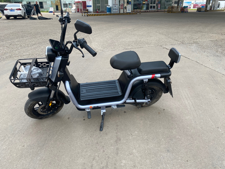 出售雅迪电动车一辆，外观9成新，没有磕碰，...