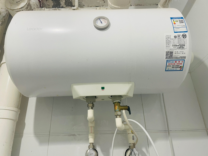 送一套淋浴花洒。海尔统帅40升小型家用电热...
