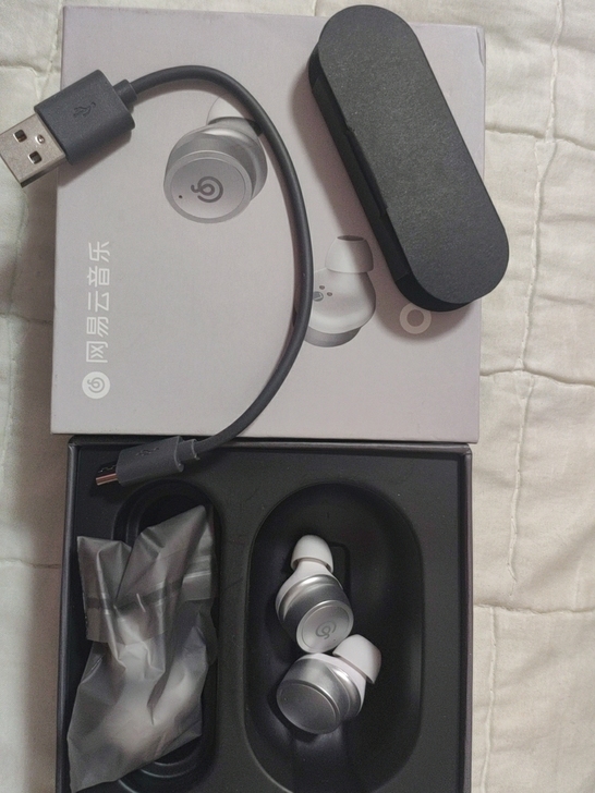 充电仓掉啦 现出手一对耳机 合适价格就卖 ...