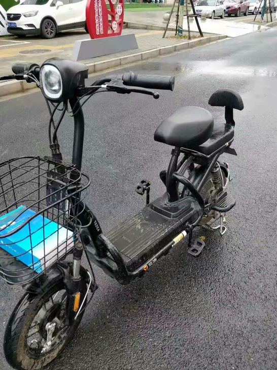 雅迪新款国标电动车。车子小精致。电池算不原...