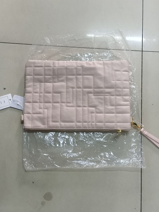 女式皮革斜挎包，高23cmx宽33Cm，既...
