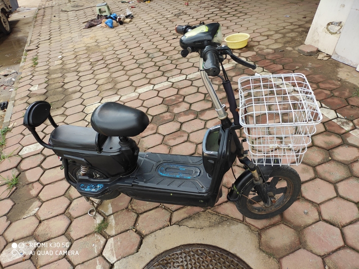 追风鸟电动车，48伏锂电池。可跑三十里左右...