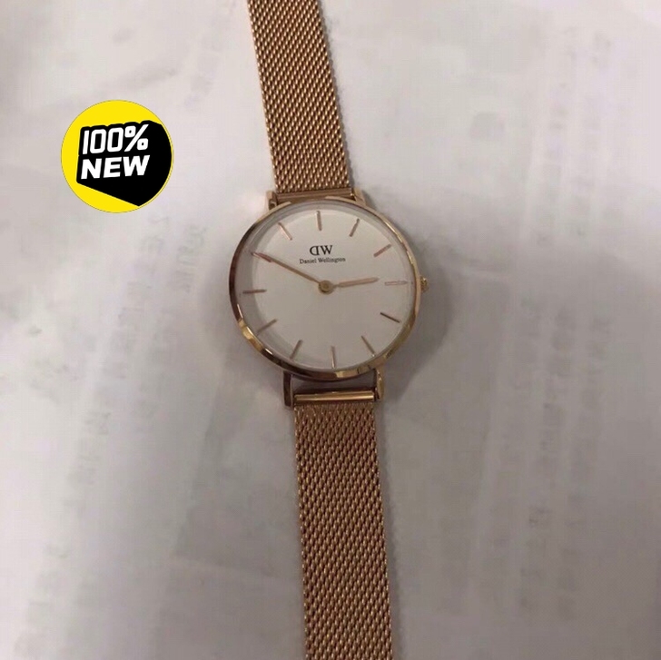 dw手表，买来差不多一个月，专柜柜台买来的...