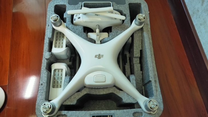 大疆精灵4无人机，自己用的三块电池，可飞一...