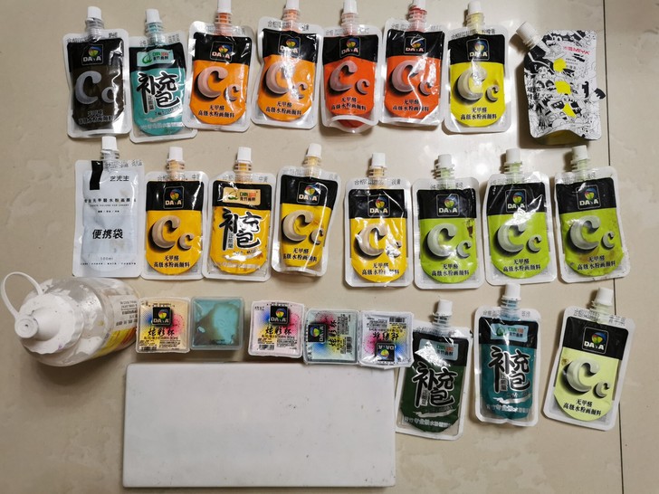 水粉颜料，基本上都是青竹的，有补充包和一个...