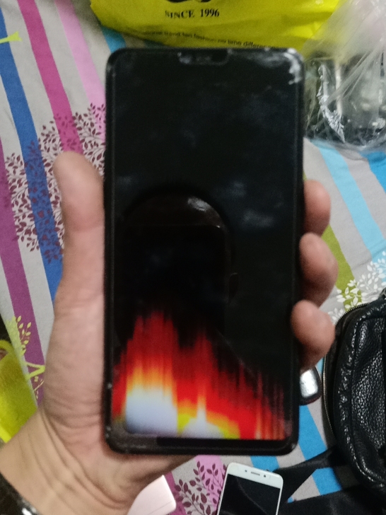 oppoR15开机屏幕坏了。可以打通电话。...