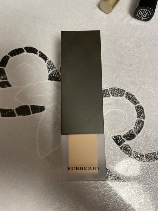 Burberry柔雾持妆山羊绒粉底液，专柜...