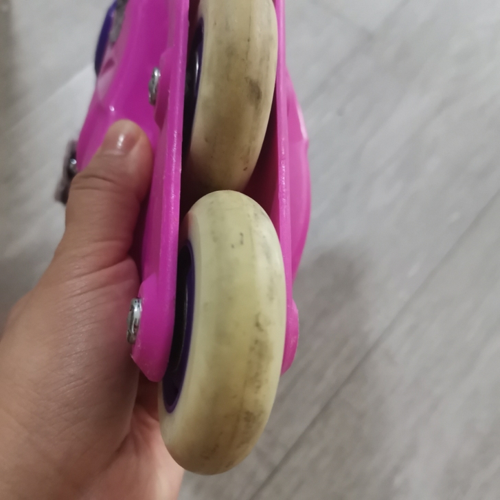 迪卡侬买的轮滑套装，鞋子穿了自己在家玩，在...