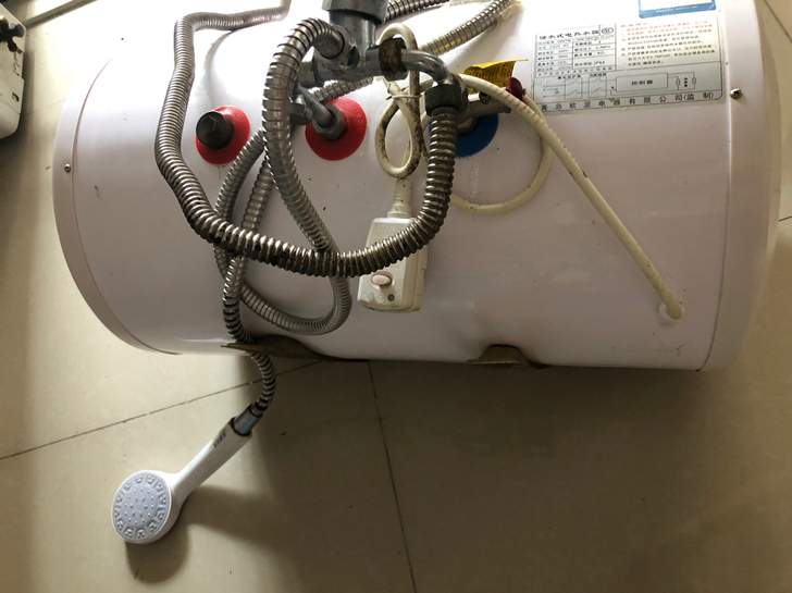 刚搬家  电热水器  全新买的  没用多久