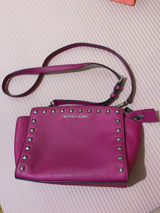 MK笑脸铆钉包小号，玫红色，适合夏天的颜色...