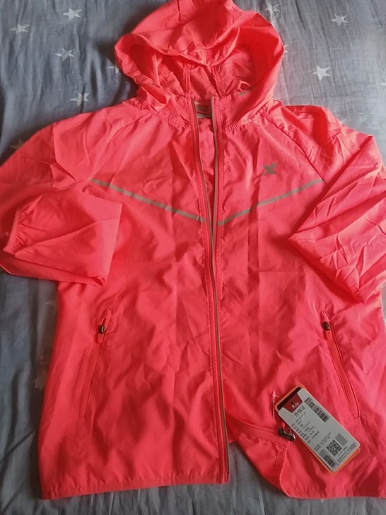 特步防晒衣  单风衣全新一折亏本出。尺码 ...