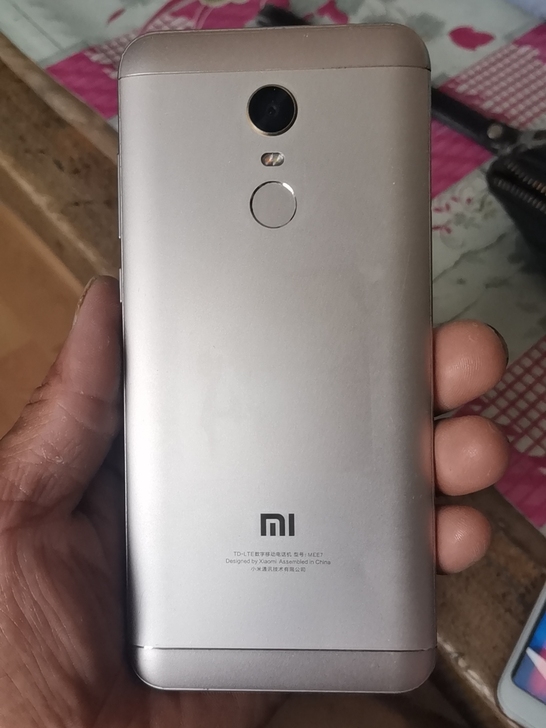 红米5p，开机外爆，有用的来拍。包邮，无锁。