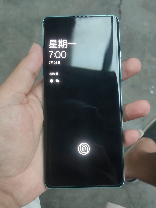 一加8青空，8+128，仅右上角和左下角两...