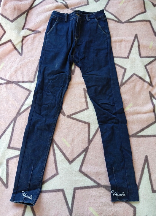 这个裤长是正常的这个裤子有点低腰屁股那里的...