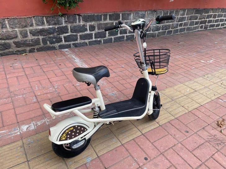 低价转让九成新爱玛锂电动车，好骑有劲。四五...