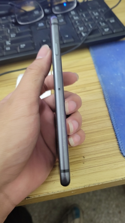 苹果iPhone8，德版有锁已经黑解，插卡...