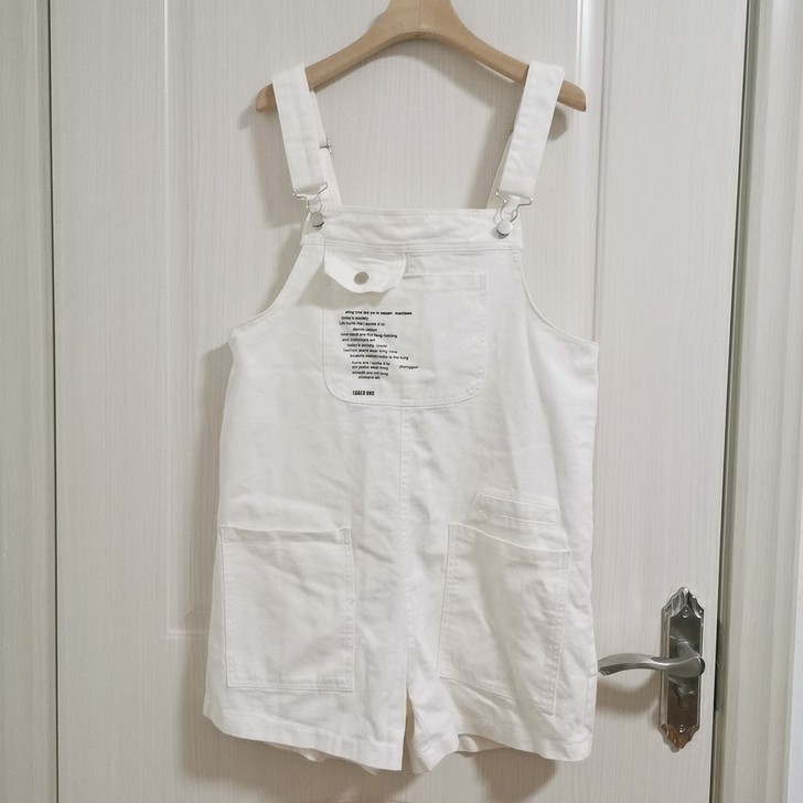 背带短裤，连体裤。