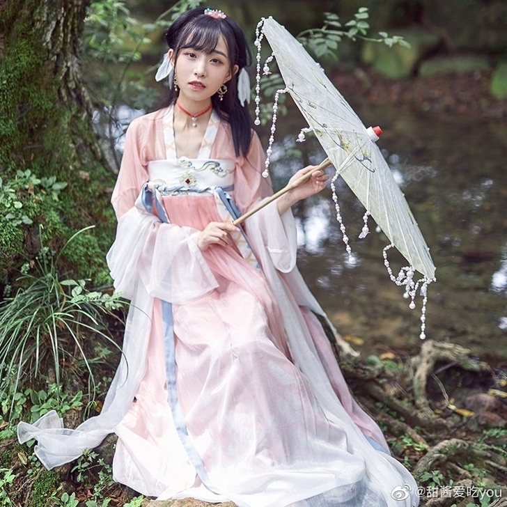 出一套正版十三余小豆蔻家的汉服（白羽）已绝版