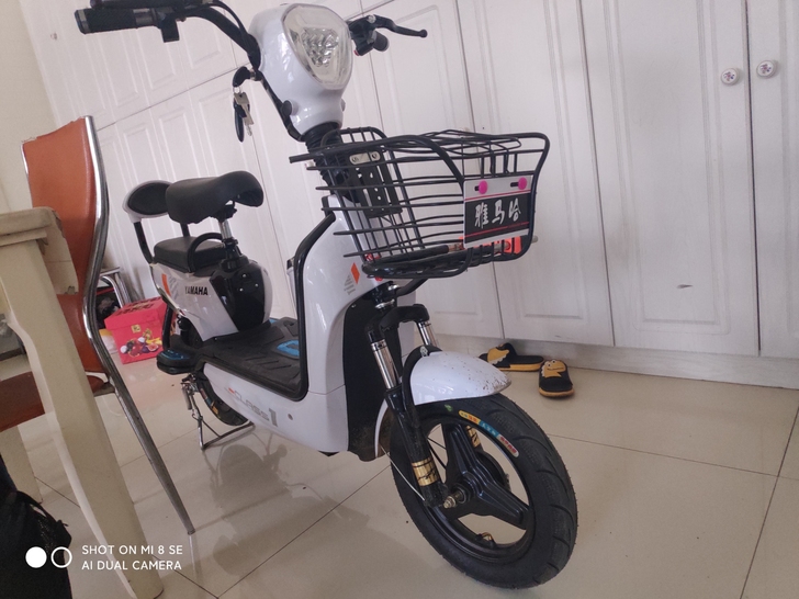 全新的雅马哈电动车。骑了一次。电瓶也是新的...