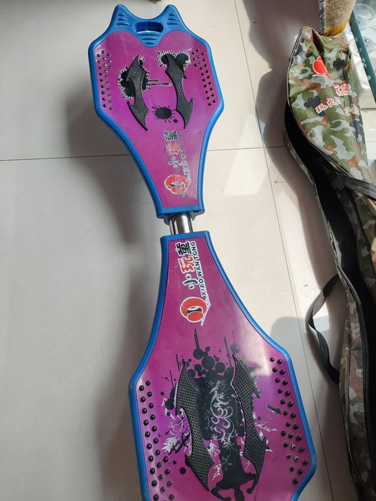 贝亲儿童滑板车蛇形摇摆 适用年龄：7岁 滑...