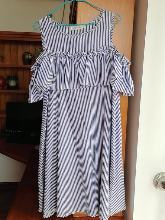 m号连衣裙，质量好，9新，喜欢带走，款式宽...