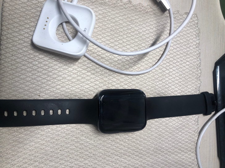 oppowatch46mm版本，表面有划痕...