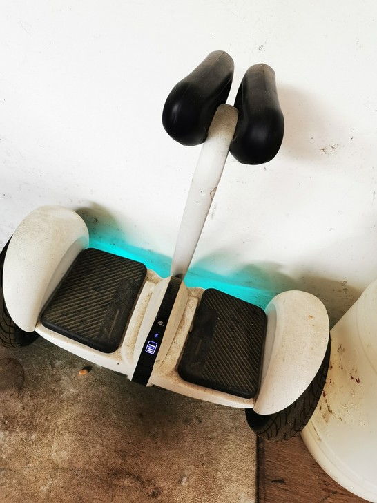 平衡车如图，买了到现在玩了五六次，一直丢着...