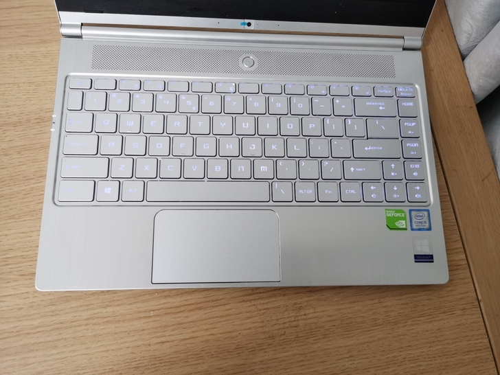 机械革命超薄笔记本电脑。14寸，配置挺不错。