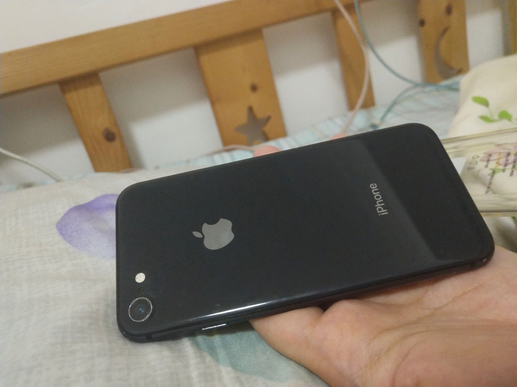 【暂挂。看清楚详情】出iPhone8。美版...