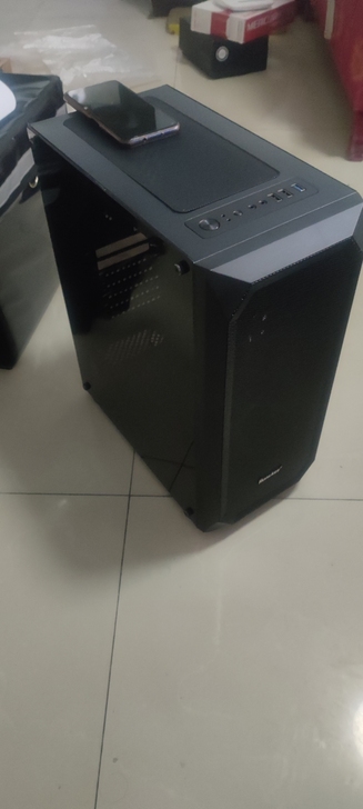 出售一个 航嘉 暗夜猎手5黑色侧透机箱，带...