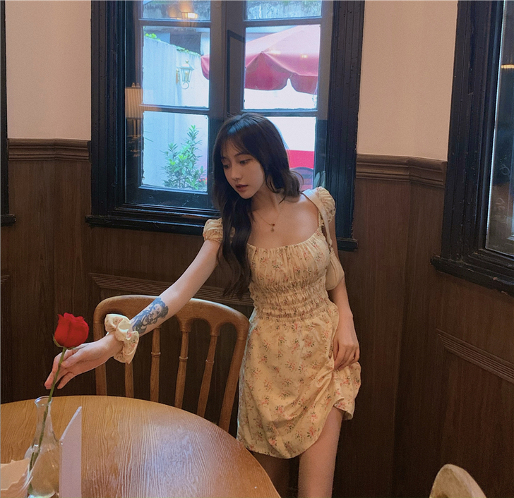 2021夏新款法式一字肩松紧设计收腰复古鹅...