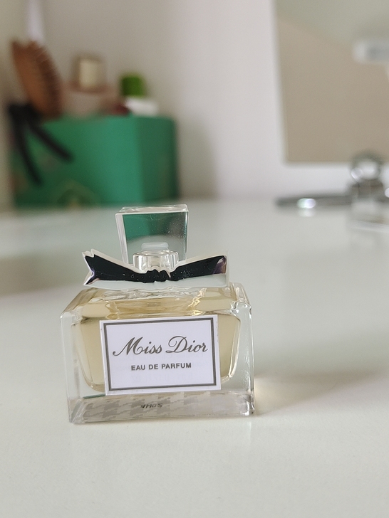 迪奥香水，还有两小瓶，自己用了两瓶，准备备...